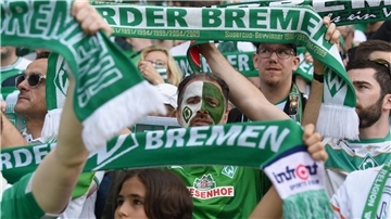 Werder-Fans beim Singen der Hymne vor einem Heimspiel.