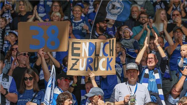 Unter Sprechchören: Wörl aus Hannover zurück nach Bielefeld Die Fans von Arminia Bielefeld feiern die Rückkehr von Marius Wörl.