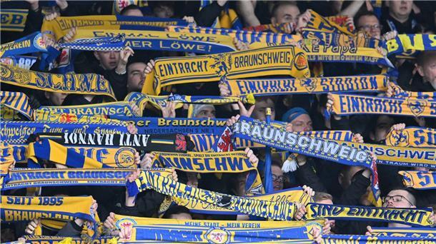 Braunschweig vor Derby: Letztes Training mit 3000 Fans Die Fans von Eintracht Braunschweig.