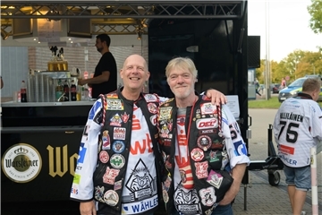 Die Fans vor dem Spiel zwischen den Pinguins und den Straubing Tigers. Foto: Masorat