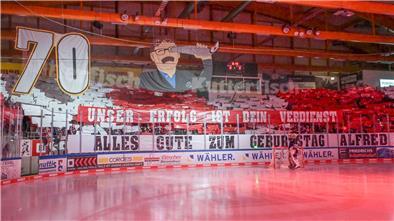 Die Fans zogen vor dem Spiel eine riesige Choreografie zum 70. Geburtstag von Pinguins-Macher Alfred Prey in die Höhe.