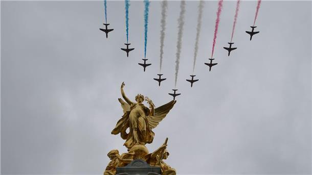 Tradition, Party und Protest: Charles und Camilla gekrönt Die Farben des Union Jack am Himmel: Jets der Royal Air Force überfliegen das Victoria Memorial in der Nähe des Buckingham Palace.