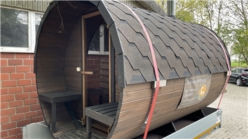 Die Fass-Sauna kann man weiterhin mieten. Immer häufiger bleibt sie aber auch vor Ort, weil die Camper, die mit ihren Wohnmobilen auf dem Hof stehen, sie nutzen.