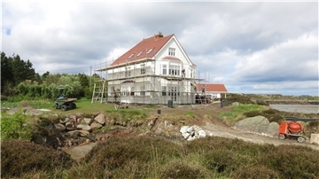 Die Fassade des mehr als 100 Jahre alten Hauses wurde komplett erneuert. Jetzt ist die Firma „Ökologischer Holzbau Sellstedt“ für das Projekt mit einem Energieeffizienz-Preis ausgezeichnet worden.