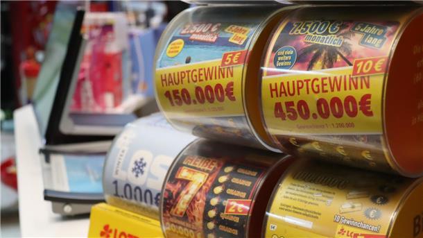 Rubbellose aus dem Kiosk „Tabakwaren Satilik" an der Hafenstraße.