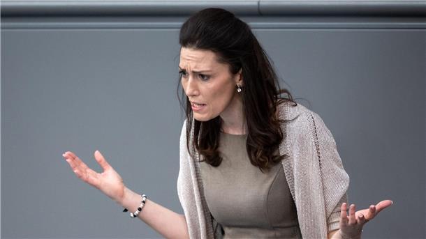 Immunität von FDP-Bundestagsabgeordneter aufgehoben Die FDP-Politikerin Nicole Bauer während einer Bundestagsrede.