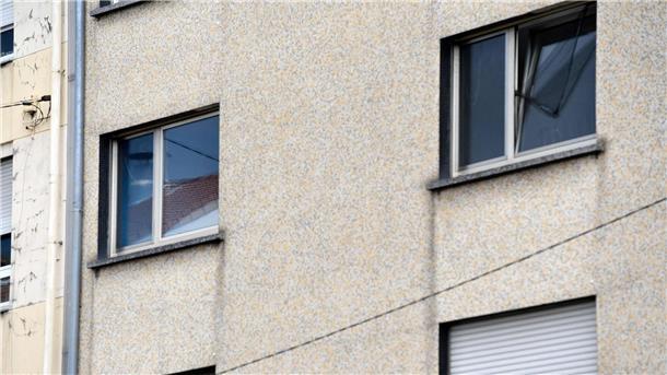 Folter? Rätsel um deutsches Paar in Frankreich Die Fenster einer Wohnung im französischen Forbach, in der die Frau eines 55-jährigen deutschen Staatsangehörigen nach 12 Jahren Gefangenschaft gefunden wurde.