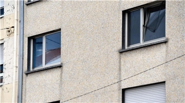 Die Fenster einer Wohnung im französischen Forbach, in der die Frau eines 55-jährigen deutschen Staatsangehörigen nach 12 Jahren Gefangenschaft gefunden wurde.