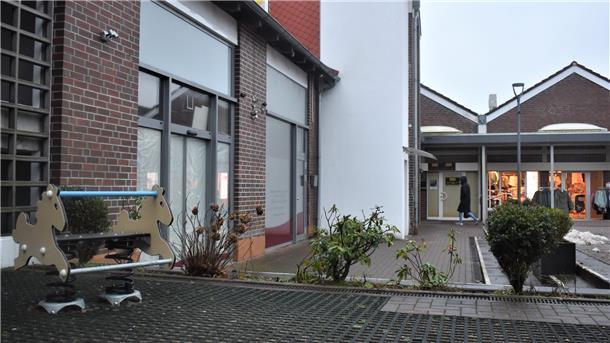 Die Fensterflächen sind verhangen: Das ehemalige „Kaffeestübchen“ im Lindenhof-Zentrum steht seit Sommer 2019 leer. 
