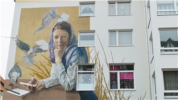 Die fertige "Fischers Frau": Zehn Meter auf sieben Meter ist das Bild in etwa groß. Das Berliner Künstlerkollektiv Innerfields hat es gemalt. Innerfields hat auch das Bild am Heizkraftwerk in Bremerhaven im Mai 2021 gemalt.