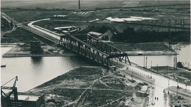 Die fertige Nordschleusenbrücke: Anfang Mai 1930 rollen die ersten Züge über die Brücke, im August 1930 die ersten Autos.