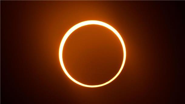 Die Feuerkranz-Sonnenfinsternis am Himmel über San Antonio im US-Bundesstaat Texas.