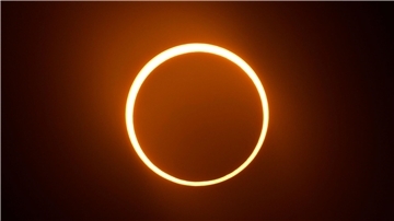 Die Feuerkranz-Sonnenfinsternis am Himmel über San Antonio im US-Bundesstaat Texas.