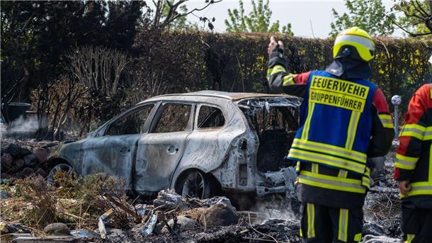 Nach Explosion auf Rügen: Brandgutachter erwartet Die Feuerwehr am Brandort. Nach einer Explosion ist ein Feuer ausgebrochen und hat mehrere Häuser zerstört.