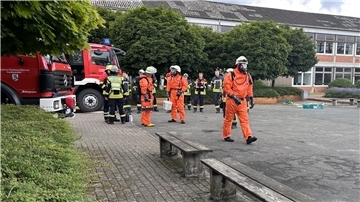 Reizende Chemikalien: Feuerwehreinsatz an den BBS in Zeven Die Feuerwehr an der Einsatzstelle an den BBS in Zeven.