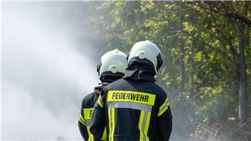 Die Feuerwehr arbeitet am Brandort. (Symbolbild)