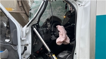 Die Feuerwehr befreite den Verletzten aus der Fahrerkabine.