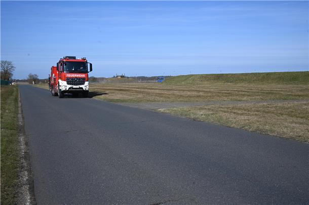 Die Feuerwehr begleitet die Läufer - Sicherheit geht vor. 