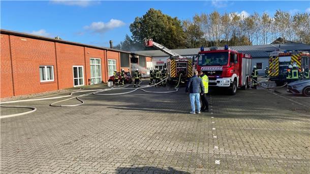Die Feuerwehr bei den Löscharbeiten.