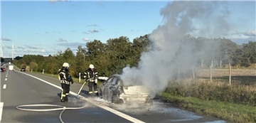 Die Feuerwehr bei den Löscharbeiten auf der A1