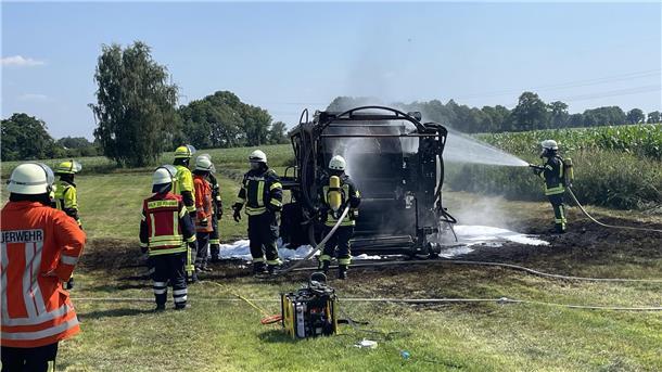 Die Feuerwehr bei den Löscharbeiten in Nindorf.