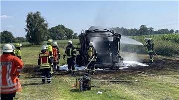 Die Feuerwehr bei den Löscharbeiten in Nindorf.