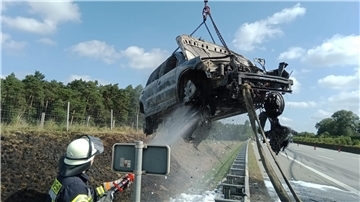 Die Feuerwehr bei den Nachlöscharbeiten.