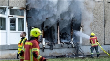 Die Feuerwehr beim Einsatz gegen die Flammen in der Flüchtlingsunterkunft in Apolda.