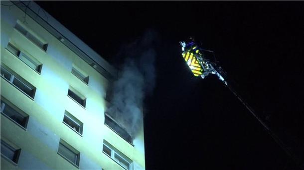 Brand in Ronnenberg verursacht halbe Million Euro Schaden Die Feuerwehr beim Löschen des Brandes in einem Mehrfamilienhaus in Ronnenberg.
