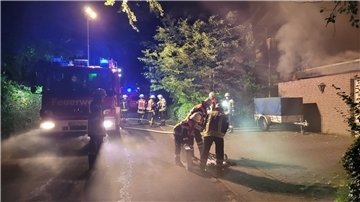 Die Feuerwehr bereitet sich aufs Löschen des Gebäudeanbaus vor.