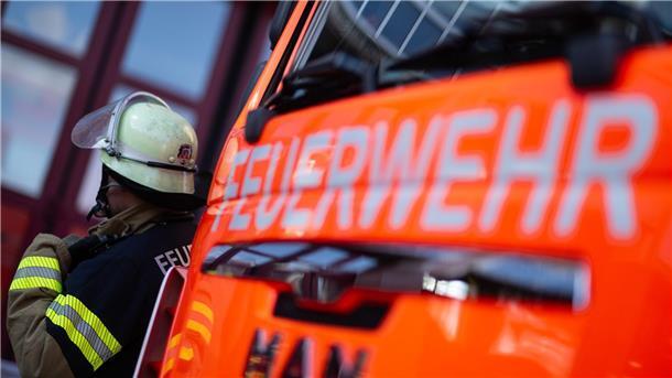 Im Schlaf von Feuer überrascht - Brand in Pflegeheim Die Feuerwehr evakuierte das Pflegeheim aufgrund des starken Rauchs. (Symbolbild)