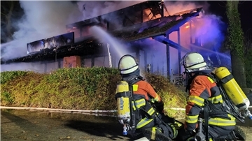 Die Feuerwehr hat im Dezember vergangenen Jahres keine Chance, das in hellen Flammen stehende Sportlerheim des Rotenburger SV zu retten. 