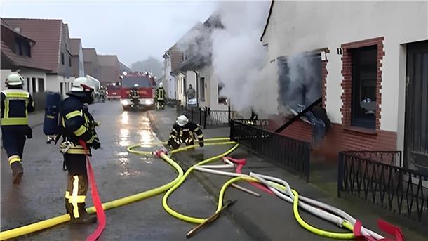 Die Feuerwehr hatte am Sonntag in der Einswarder Ulmenstraße einen Großeinsatz.
