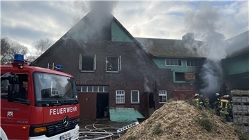 Die Feuerwehr hatte gut zu tun bei den Löscharbeiten in Mehedorf. 125 Einsatzkräfte waren vor Ort.