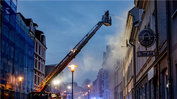 Oma und Enkel sterben bei Hausbrand in Flensburg Die Feuerwehr ist beim Brand in der Flensburger Neustadt im Einsatz.