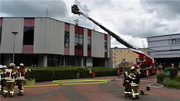 Feuerwehreinsatz mit Drehleiter beim Berufsbildungszentrum in Brake