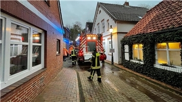 Die Feuerwehr ist mit 60 Einsatzkräften vor Ort. 
