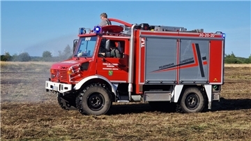 Die Feuerwehr kämpfte in Sellstedt gegen einen Feldbrand.