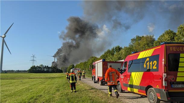 Brand zerstört Windkraftanlage bei Bremervörde vollständig Die Feuerwehr konnte nur die Trümmer am Boden löschen.