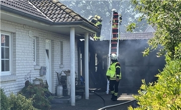Die Feuerwehr kontrollierte das Dach des Wohnhauses neben dem gelöschten Carport.