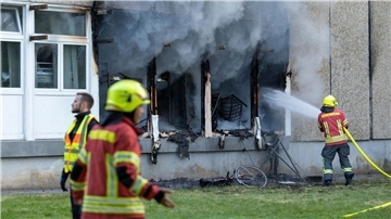 Die Feuerwehr löscht den Brand in der Flüchtlingsunterkunft.