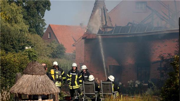 Lagerhalle und Wohnhaus brennen - Millionenschaden entsteht Die Feuerwehr löscht die Flammen.