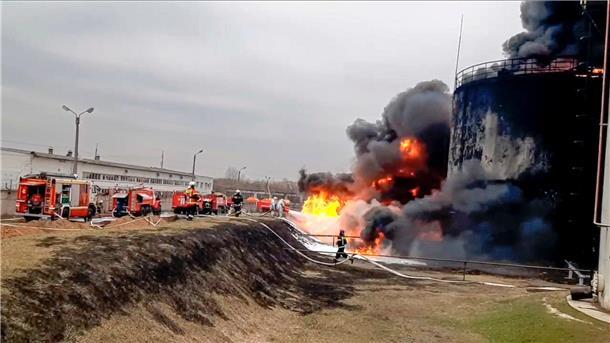 Die Feuerwehr löscht ein in  Brand geratenes Öldepot in Russland. (Archivbild)