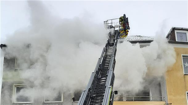 Die Feuerwehr musste an der Schifferstraße in Bremerhaven-Mitte eine Drehleiter einsetzen.
