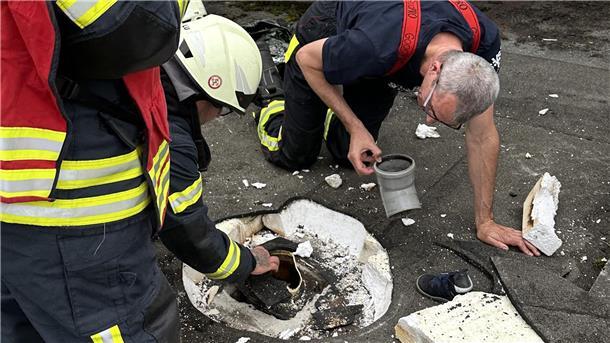 Zweijähriger steckt in Abwasserrohr fest: Feuerwehr befreit jungen Zevener Die Feuerwehr öffnet die Dachhaut, um den Jungen zu befreien.
