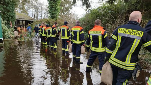 Hochwasser-Update: Feuerwehr bekommt in Stuckenborstel unterstützung von Landwirten Die Feuerwehr schützt ein Wohnhaus vor den Wassermassen mithilfe von Sandsäcken.
