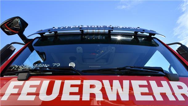 Die Feuerwehr (Symbolbild) musste Dienstagabend zum Brand eines Motorrades auf der Landesstraße 142 ausrücken.