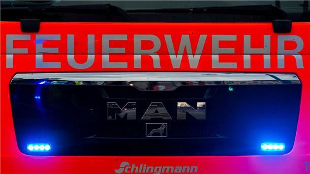 Scheune bei ehemaliger JVA brennt - sechsstelliger Schaden Die Feuerwehr war mehrere Stunden lang am Brandort im Einsatz. (Symbolbild)