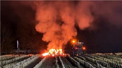 Die Feuerwehr wurde am Donnerstagmorgen zu mehreren Bränden auf Feldern - wie hier in Loxstedt - entlang der A27 gerufen.