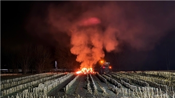 Die Feuerwehr wurde am Donnerstagmorgen zu mehreren Bränden auf Feldern – wie hier in Loxstedt – entlang der A27 gerufen.